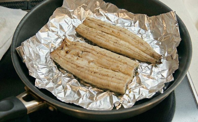 フライパンにアルミホイルを敷き、うなぎを並べる