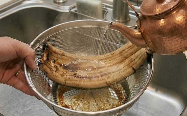 うなぎの温め直し方、熱湯で「古いタレ」をサッと洗い流す