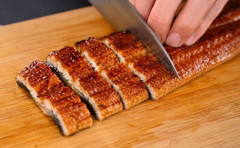 うなぎを切る