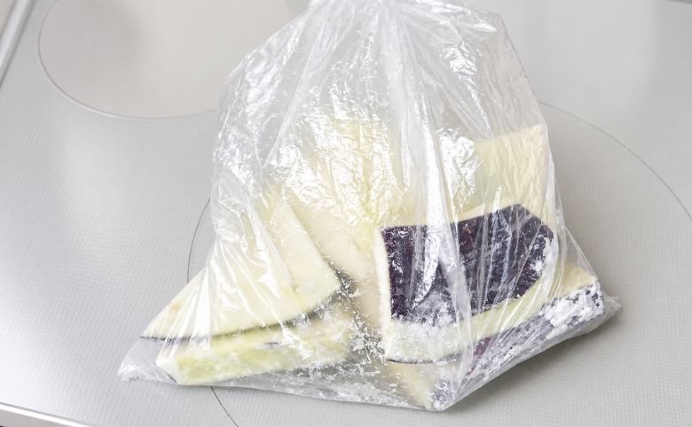ナスの蒲焼の作り方水気を切って片栗粉をまぶす