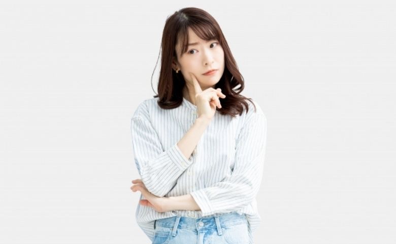 悩む女性