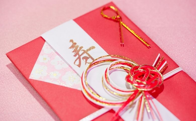 還暦祝いはいつする?プレゼントの予算相場